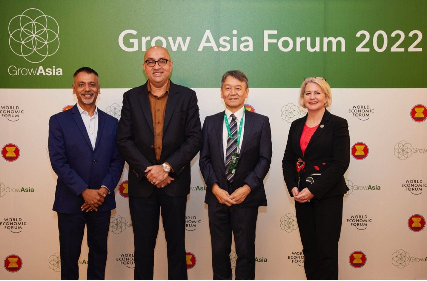 Pictured (left to right): Colin D’Silva, Vice President Government Relations Asia Pacific, Cargill; H.E. Satvinder Singh, Deputy Secretary-General for the ASEAN Economic Community; H.E. Takahashi Yoshiaki, Deputy Chief of Mission and Chargé d‘Affaires ad Interim, Embassy of Japan in Singapore; Beverley Postma, Executive Director at Grow Asia.